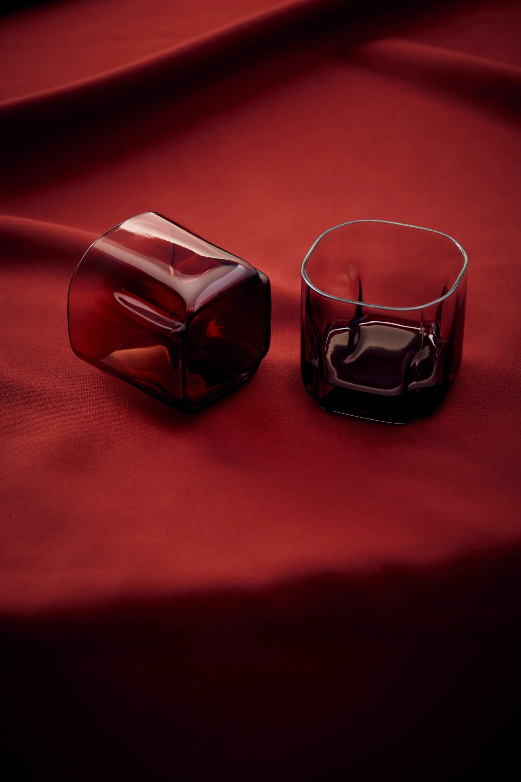 Paola C, glas i färgat glas på rött tyg